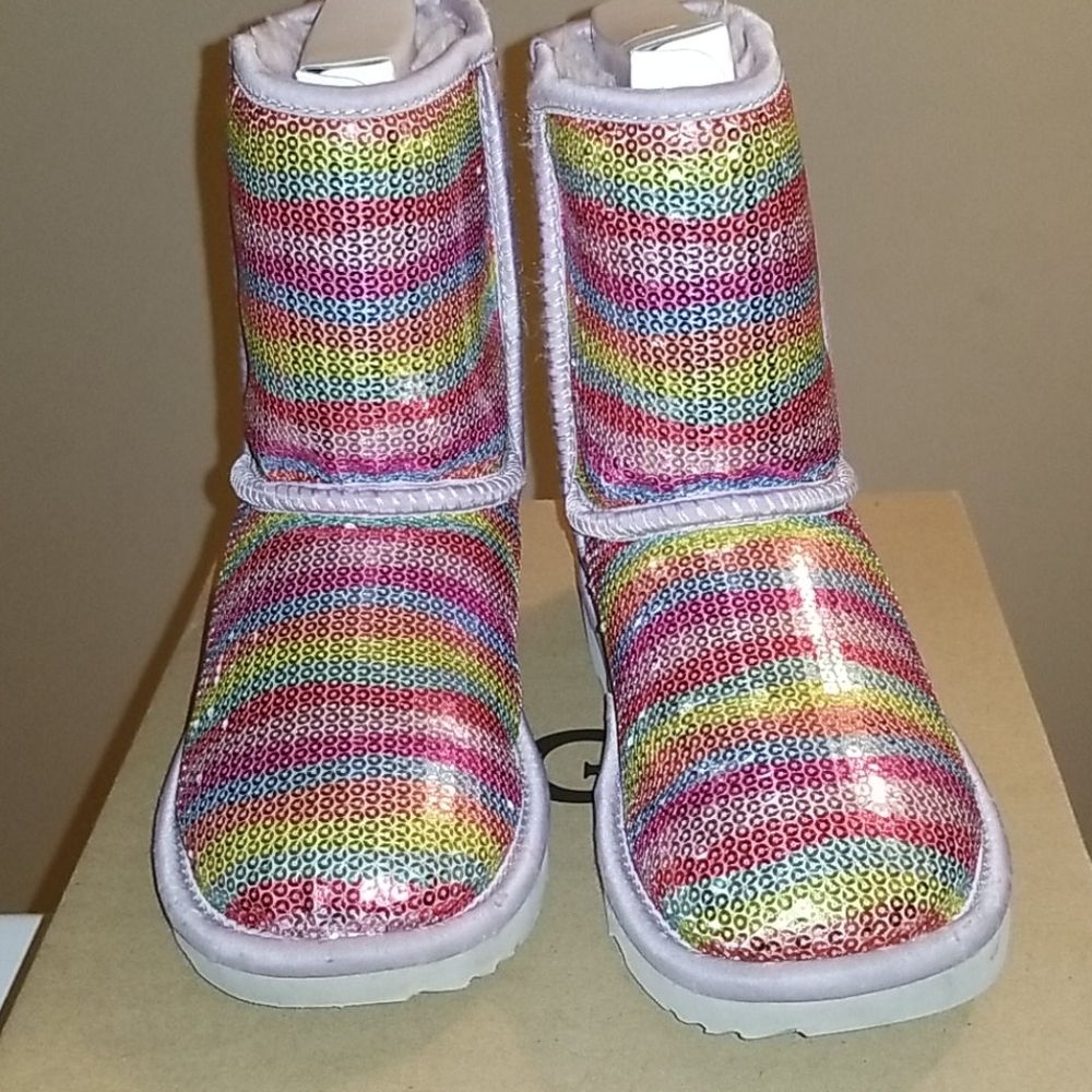 UGG KIDS CLASSIC SHORT II MURAL SEQUIN RAINBOW
